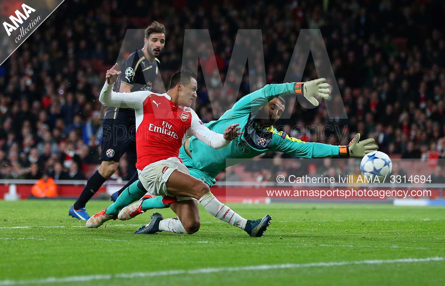 UEFA Champions League Group F - Arsenal v Dinamo Zagreb - Alexis Sanchez of Arsenal scores a goal to make it 3-0
